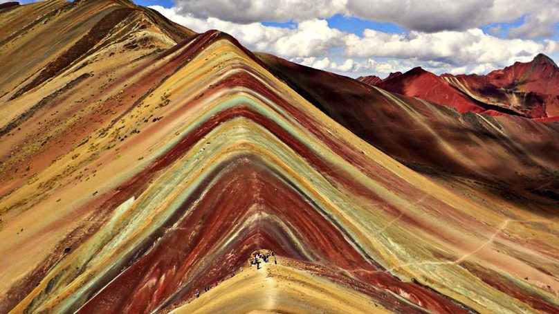 MEM firma decreto supremo que prohíbe petitorios mineros en Montaña de los Siete Colores