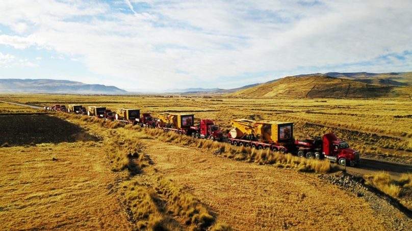 Cinco camiones mineros eléctricos Komatsu 980E-4, en camino a Las Bambas