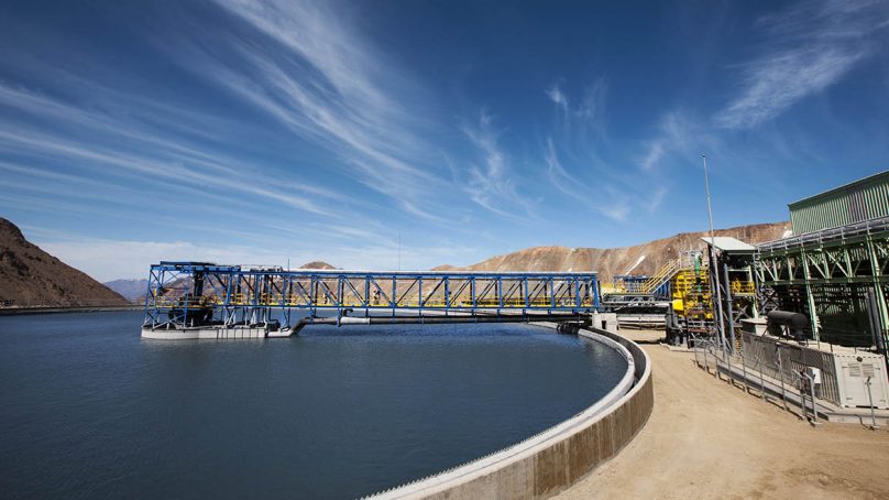 ¿Cuánta agua recicla o reutiliza Anglo American en todas sus operaciones?