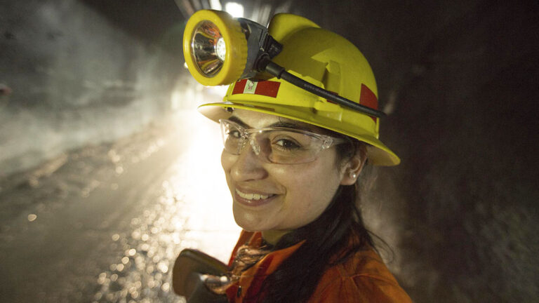 Empleo femenino en sector minero chileno alcanza récord histórico de 39.000 trabajadoras