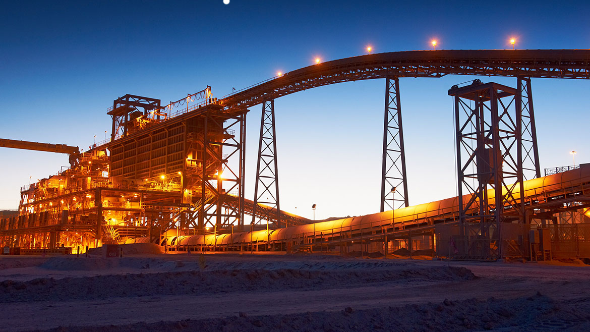 Caen ganancias de BHP por menor demanda de mineral de hierro de China