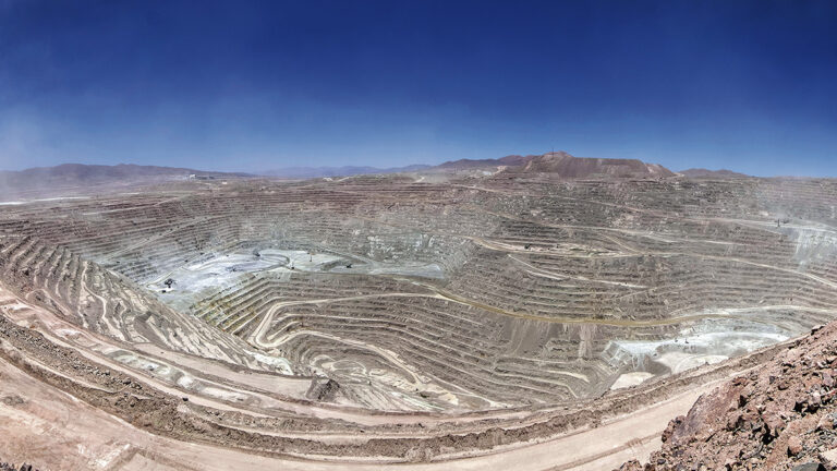 Escondida, la mina de cobre más grande de Chile, alcanzó una producción total de 817,9 mil toneladas en período enero-septiembre