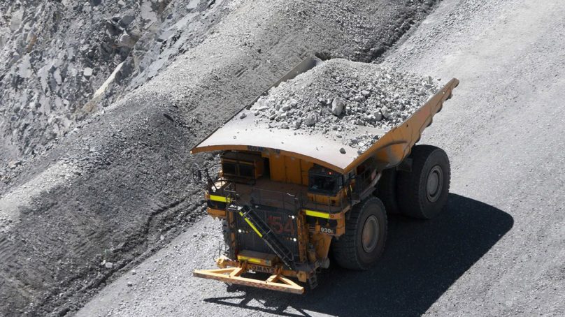Producción nacional de cobre retrocede 33.4% en abril por parón de mineras