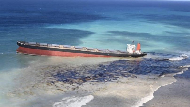 Isla Mauricio lucha contra el vertido de petróleo en sus aguas cristalinas