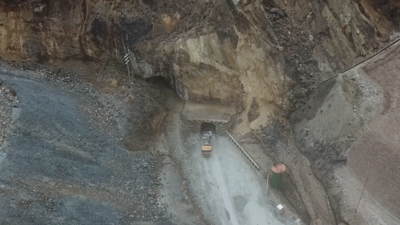 Producción de oro en minera Volcan retrocede 39.9% por menor procesamiento en Planta de Óxidos