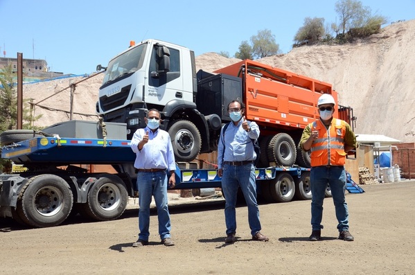 Quellaveco: Anglo American entrega maquina pavimentadora para Moquegua
