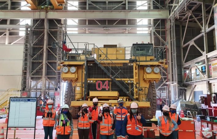 Komatsu promueve turnos de mantenedoras integrados exclusivamente por mujeres en mina de Codelco