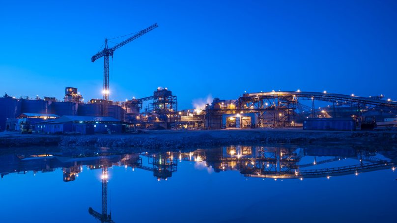 Producción de oro de Barrick Gold cae un 5.4% en segundo trimestre debido a cierres de minas por mantenimiento