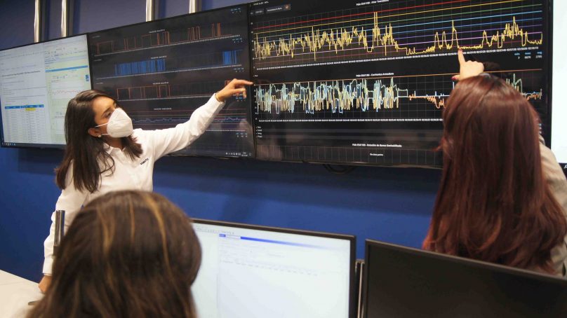 Mujeres ganan terreno en Komatsu y se suman al desarrollo de inteligencia artificial para la gran minería