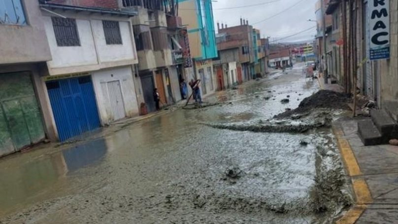 Colapso de infraestructura: relaves mineros inundan calles de Ananea, en Puno