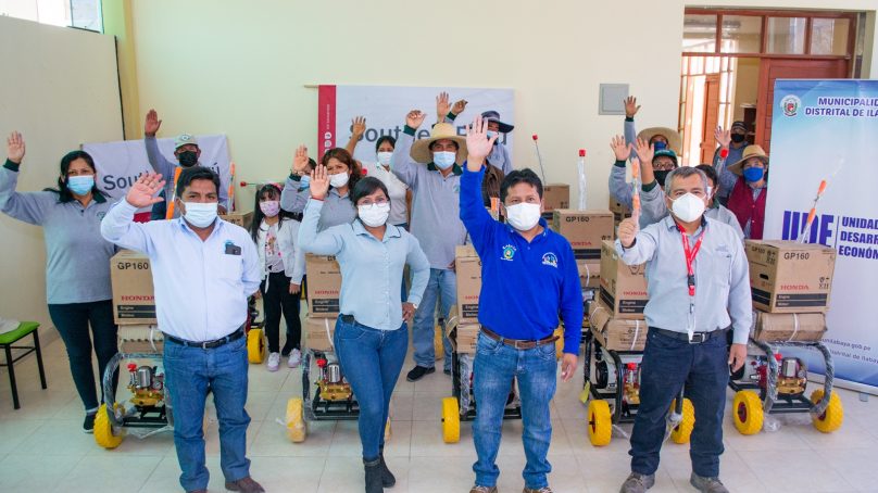 Southern Perú entrega 15 motofumigadoras a agricultores para producción de palta en Ilabaya, Tacna