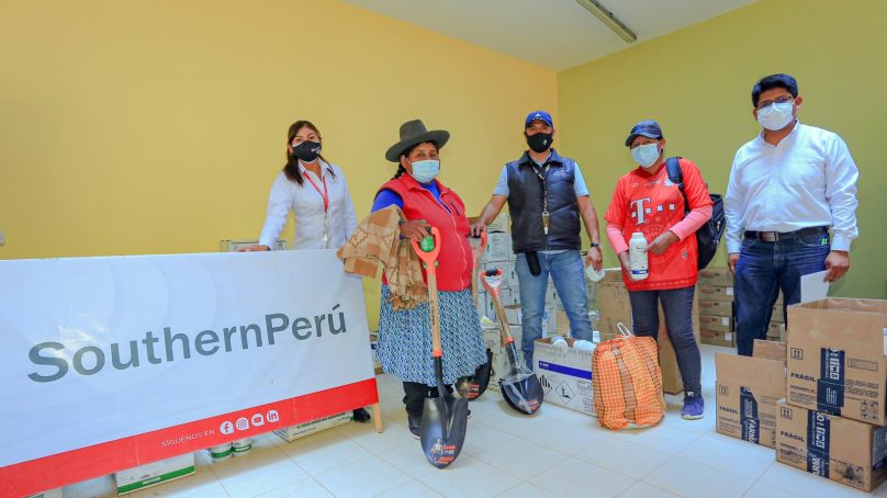 Southern Perú fortalece producción agropecuaria en Ilabaya con entrega de fumigadoras, herramientas e insecticidas