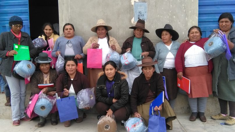 Antapaccay invierte más de 160 mil soles en programa de alfabetización y capacitación en tejido a madres de familia