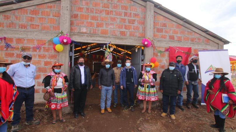 Antapaccay, con inversión mayor al millón 700 mil soles, entrega 40 mini establos a comunidad campesina