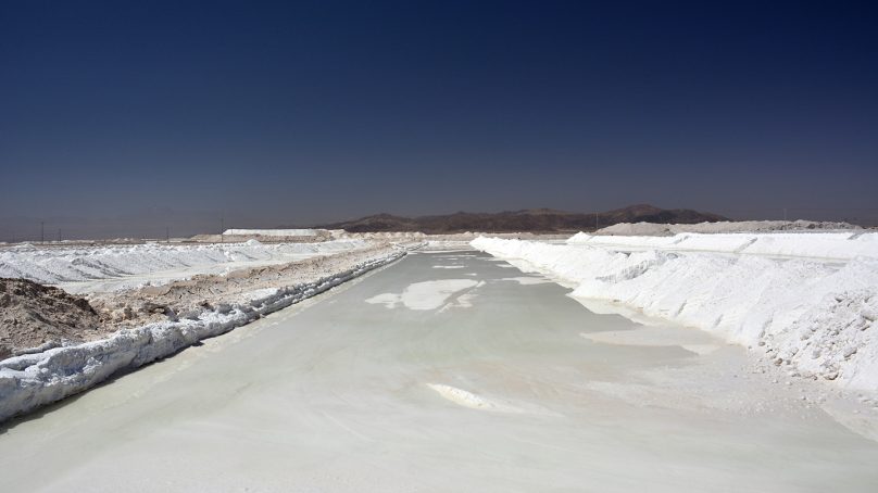 Chile adjudica contratos de litio y busca aumentar sustancialmente su producción del «oro blanco»