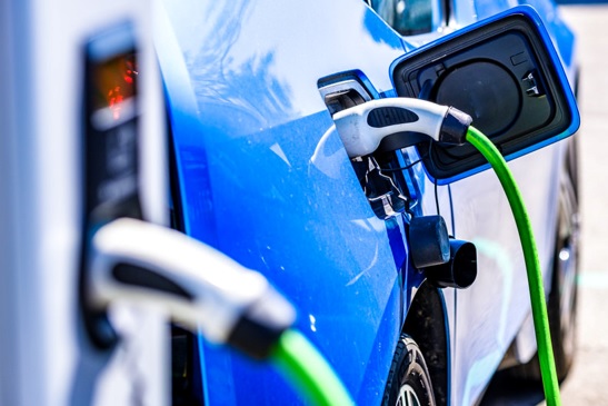 APP: Venta de vehículos electrificados alcanza récord en 2021