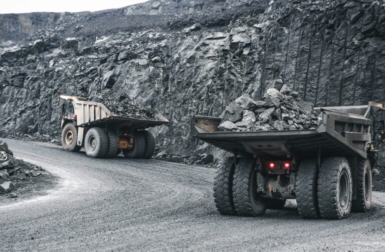 Plantean usar fondos de adelanto social para el urgente cierre de brechas e involucrar más a las mineras en las obras públicas