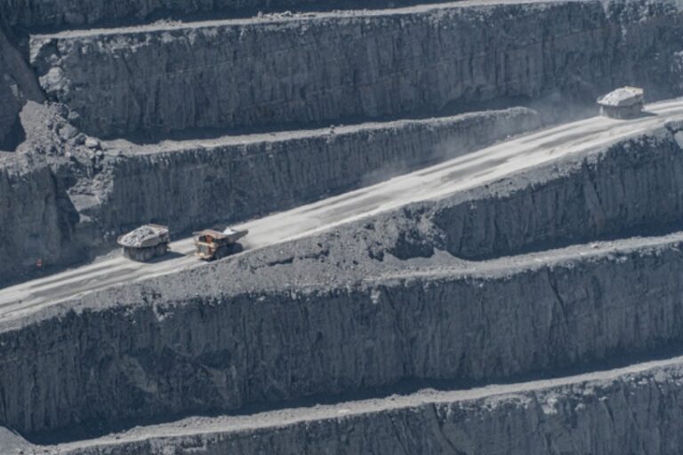 Altos ejecutivos de mineras esperan que el precio del oro aumente este año ante preocupación por una recesión mundial