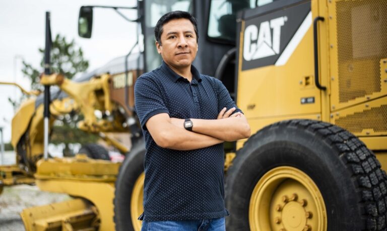 Peruano es el primer graduado internacional del programa ThinkBIGGER de Caterpillar