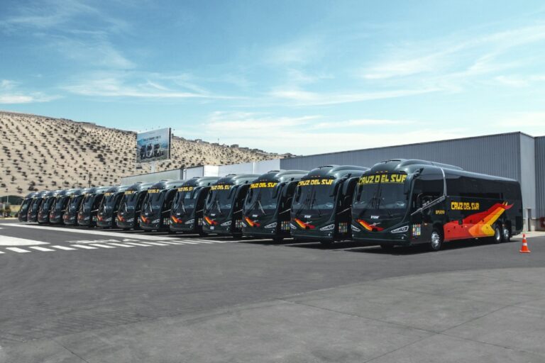 Para operaciones de Minsur: Volvo entrega 15 buses a Cruz del Sur