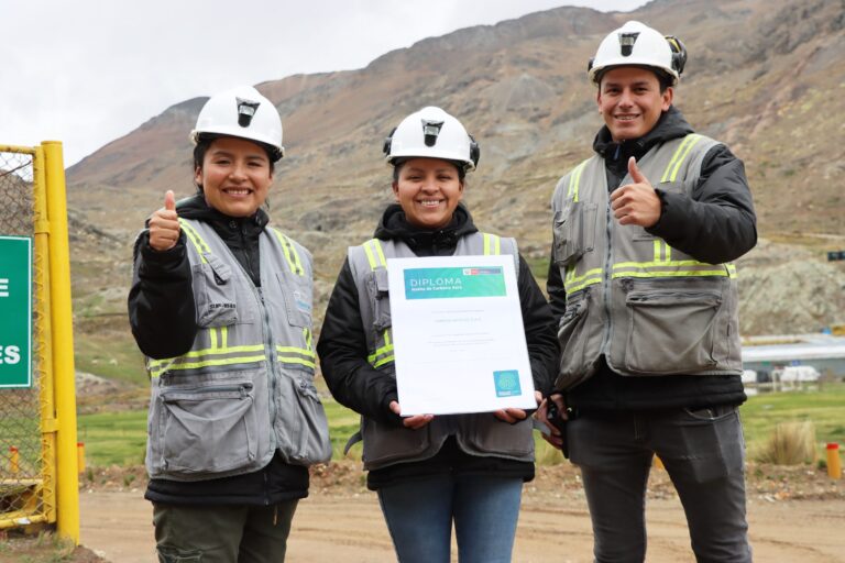 Minera Bateas recibe su primera estrella por programa de Huella de Carbono Perú del Minam