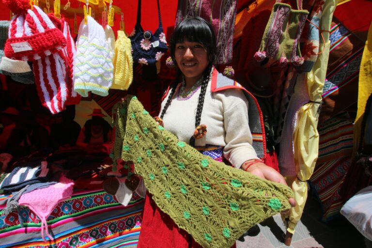 Cusco: Antapaccay reunió a más de 35 artesanas espinarenses en feria artesanal Awana Raymi en la Plaza de Armas de Espinar