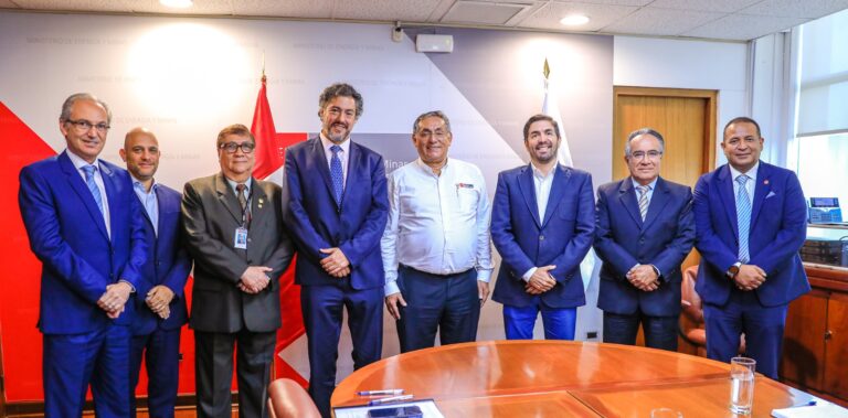 Minem y cinco empresas concesionarias firmaron convenios para iniciar construcción de proyectos priorizados de redes de gas natural