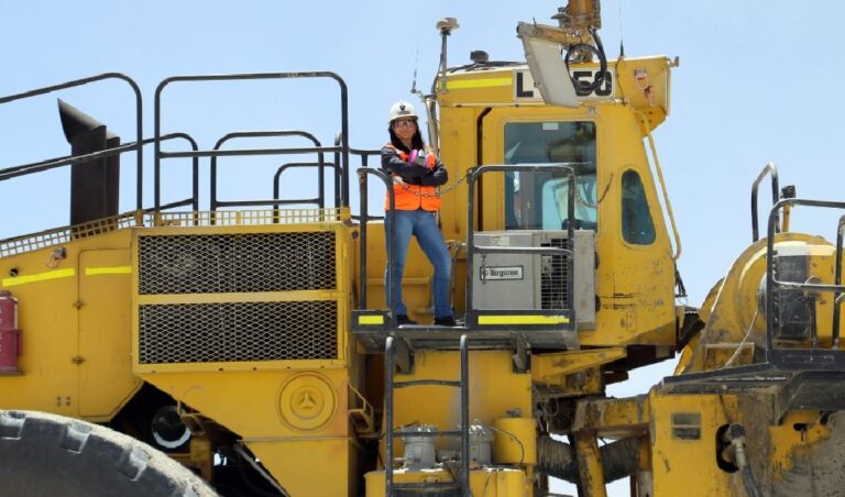 Codelco: Radomiro Tomic cuenta con su primera operadora de cargador frontal LeTorneau L-1850, de 230 toneladas