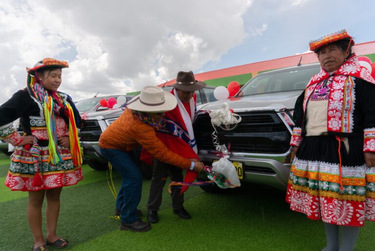 Espinar: Antapaccay entrega siete camionetas 4×4 a empresa comunal de comunidad campesina de Pacopata