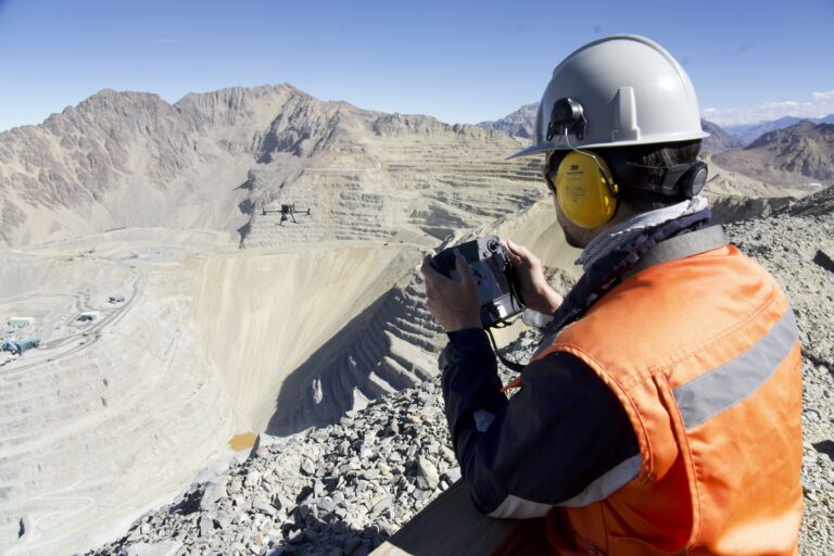 Los Bronces: Gobierno de Boric aprueba permiso ambiental para proyecto de más de US$3.000 millones de Anglo American