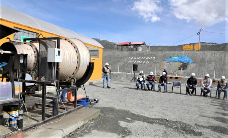 ¿Coaccionar o no coaccionar?: hacia la minería formal en el Perú, según John Hayes