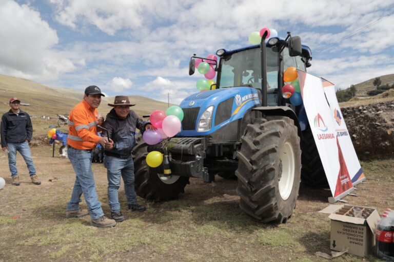 Las Bambas entrega moderno tractor y equipos agrícolas a la comunidad de Chicñahui