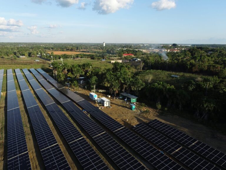 Ponen en marcha Central Solar San Lorenzo, hito histórico de la electrificación en la Amazonía