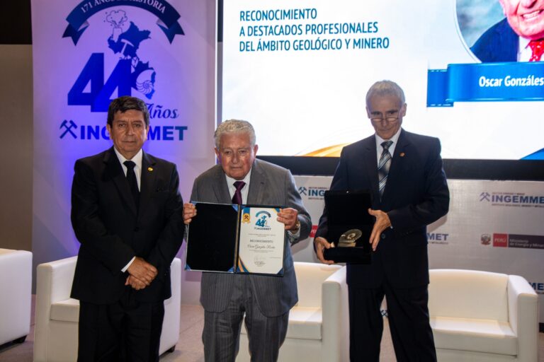 Ingemmet reconoce trayectoria profesional y labor social de Oscar González Rocha, presidente de Southern Peru Corp.