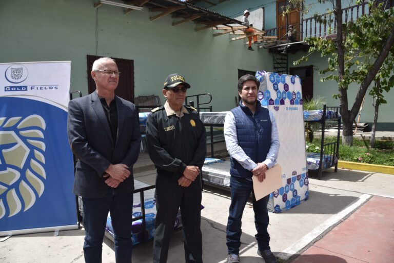 Mejora condiciones: Gold Fields entrega 100 camas y 100 colchones para la policía en Cajamarca