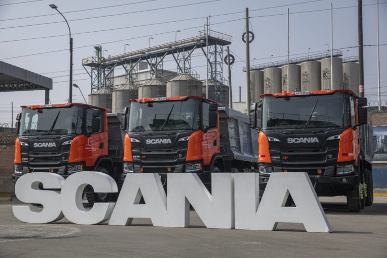 Scania refuerza su presencia en sector minero con entrega de 42 camiones Heavy Tipper 8×4 a la empresa Saturno 