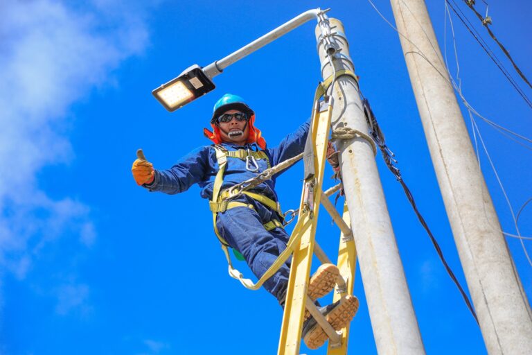 Minem concluye 13 obras de electrificación rural hasta setiembre