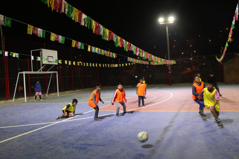 Enel Distribución Perú ilumina canchas deportivas en Lima Metropolitana y el Norte Chico