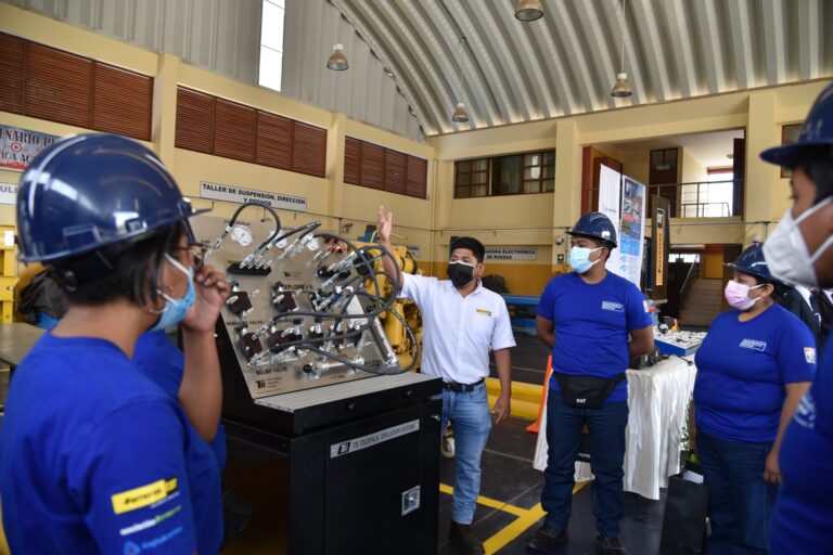 “Más que todo me ha interesado lo autónomo”: Programa de especialización de Anglo American fortalece oportunidades laborales de jóvenes moqueguanos