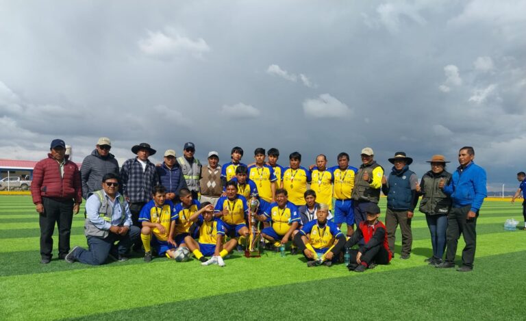 Minera Bateas: Estadio Municipal de Caylloma estrena nuevos servicios higiénicos y vestidores