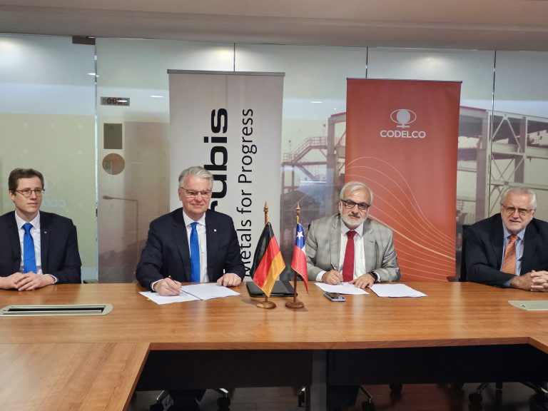 Codelco y Aurubis firman acuerdo para impulsar sustentabilidad en la industria del cobre