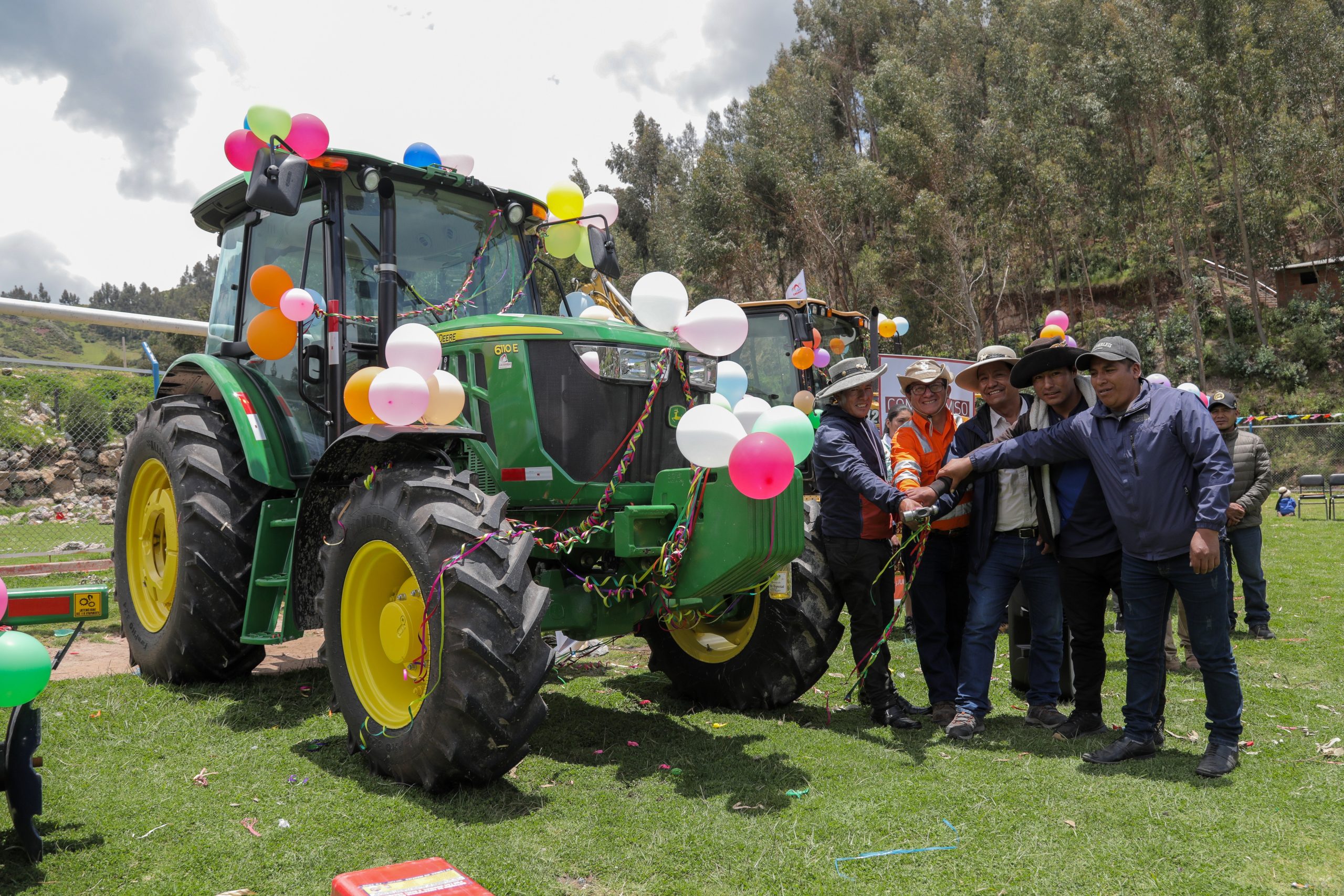 Apurímac: Las Bambas entrega tractor agrícola y retroexcavadora a comunidad de Cotabambas