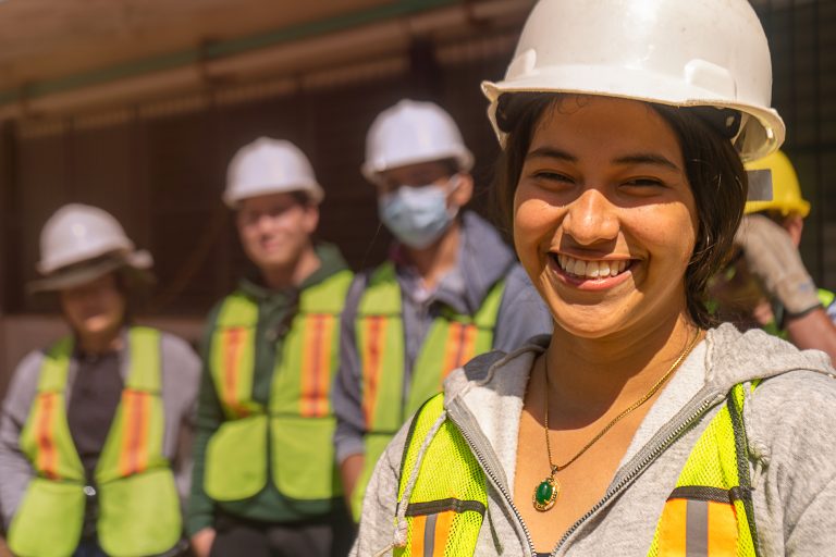 Exclusivas para mujeres: con apoyo de Buenaventura y Poderosa, lanzan 32 becas para doctorados en reconocidas universidades