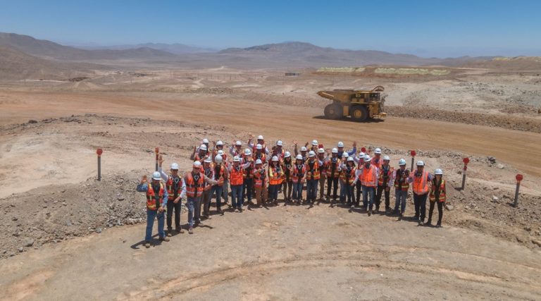 Komatsu despliega su camión autónomo número 700 en Lomas Bayas, mina de Glencore en Chile