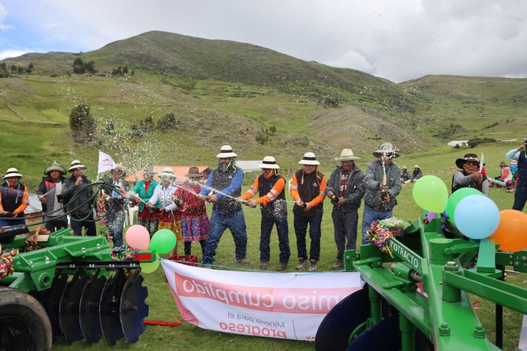 Las Bambas entrega tractor agrícola a la comunidad Andrés Avelino Cáceres, distrito de Mara