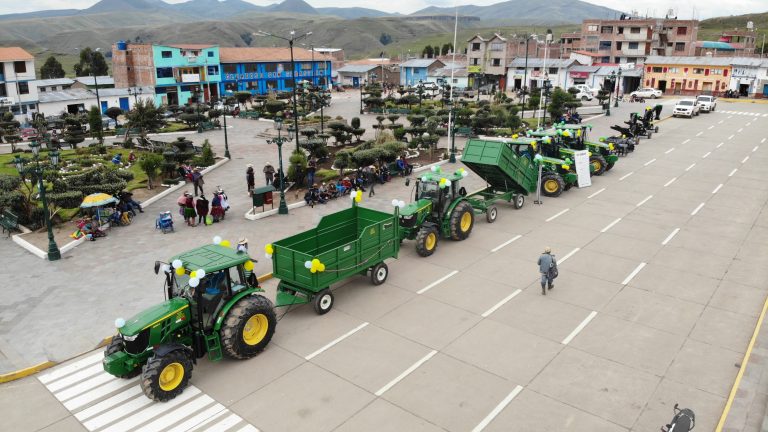 Hudbay Perú entrega tractores y equipos agrícolas para el distrito de Livitaca