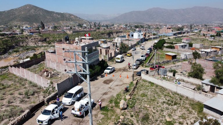 Minem inaugura obra de electrificación que beneficia a 2,500 familias de Arequipa