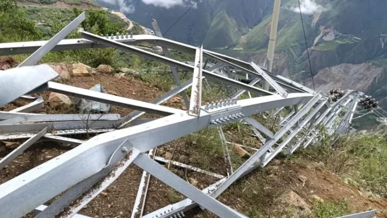 Dinamitan dos torres de alta tensión de Minera Poderosa