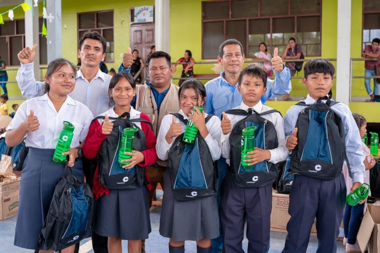 Camisea entrega implementos para escolares y colegios de Megantoni, en el Cusco