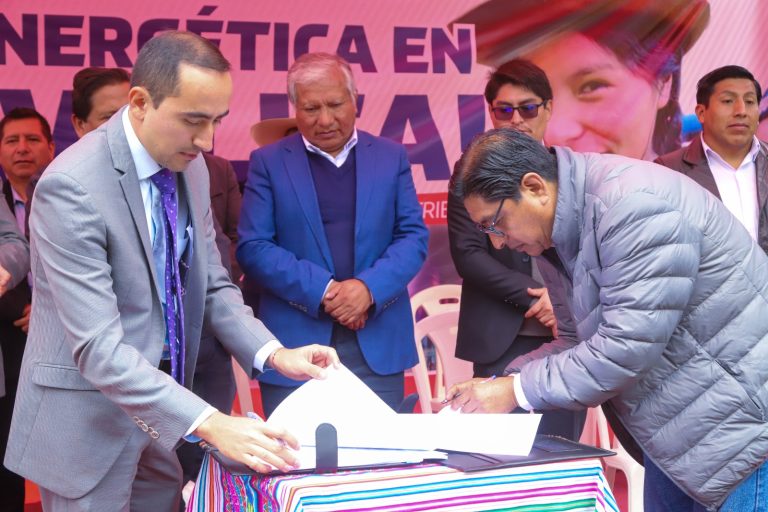 Minem y Consorcio ACP suscriben contrato para iniciar masificación de gas natural en Huancavelica